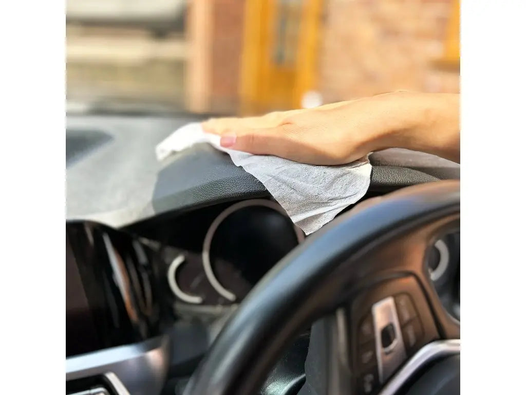 Auto dashboard afnemen met Turtle Wax Fresh Shine matte interieurdoekje