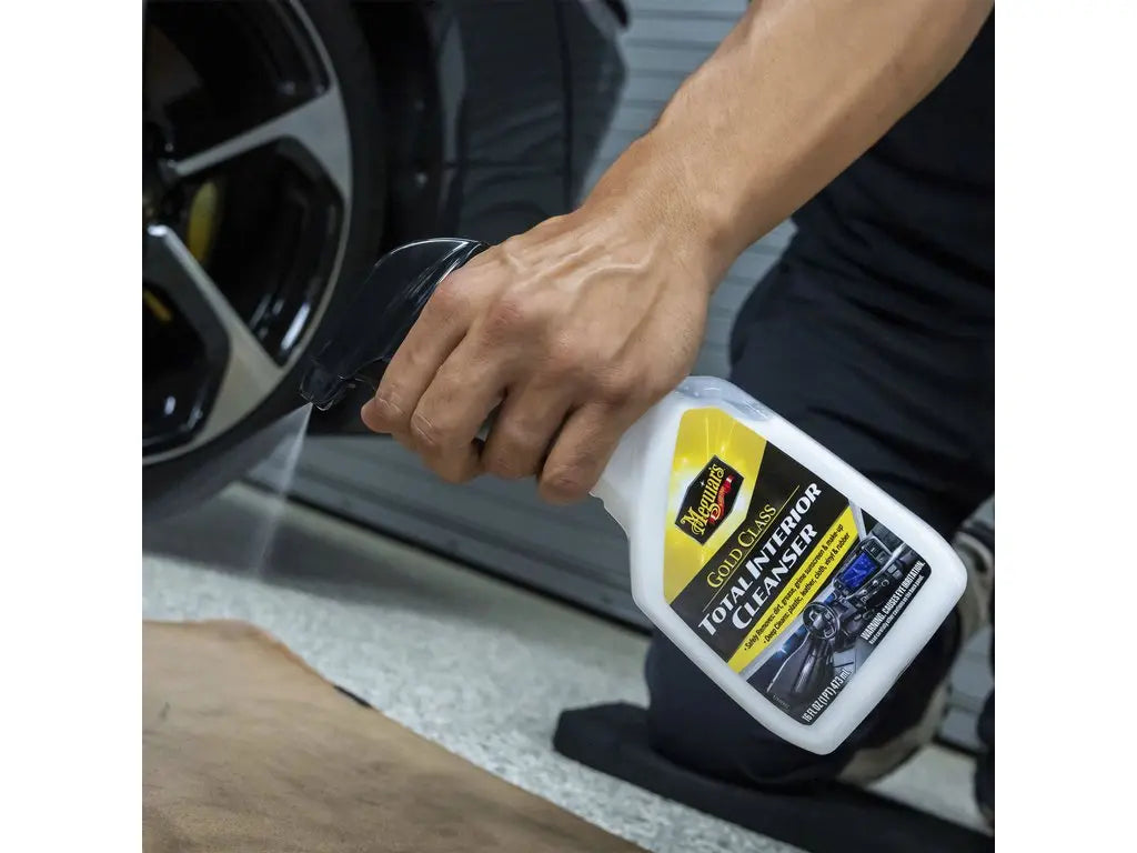 Auto interieur schoonmaken met Meguiar's Gold Class interieurreiniger op een dashboard