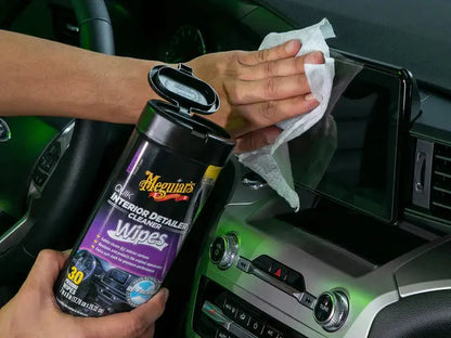 Auto navigatiescherm schoonmaken met Meguiar's Quik Interior Detailer Wipes