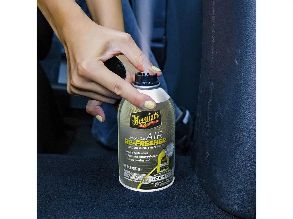 Meguiar's Air Re-Fresher in gebruik in een auto-interieur tegen nare geurtjes