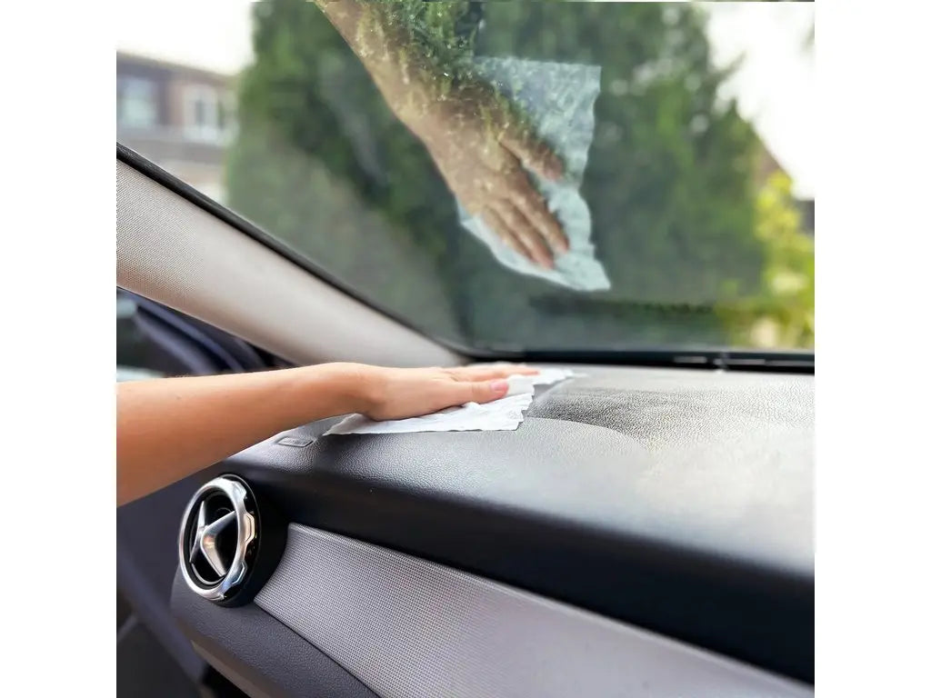 Dashboard schoonmaken met Turtle Wax Fresh Shine glanzende interieurdoekjes