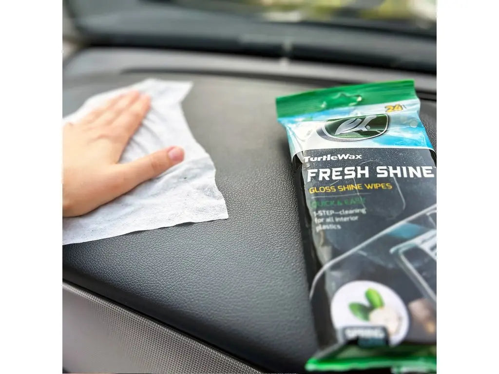 Dashboard schoonmaken met Turtle Wax Fresh Shine glanzende interieurdoekjes incl verpakking