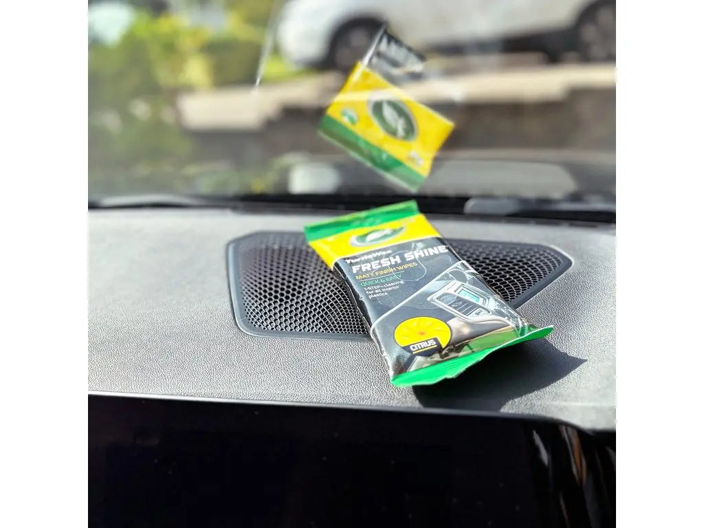 Auto dashboard afnemen met Turtle Wax Fresh Shine matte interieurdoekjes