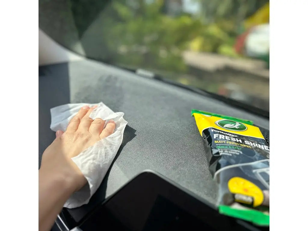 Auto dashboard afnemen met Turtle Wax Fresh Shine matte interieurdoekjes in auto