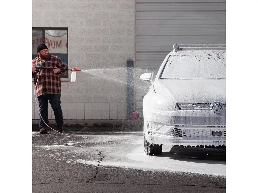 Auto bedekt met dikke laag Turtle Wax Hybrid Snow Foam schuim met foam cannon