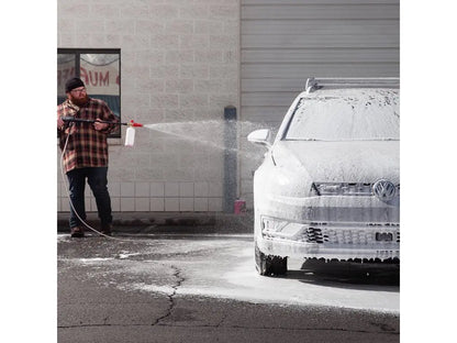 Auto bedekt met dikke laag Turtle Wax Hybrid Snow Foam schuim met foam cannon