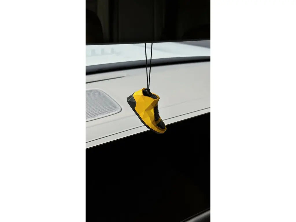 Vinove Netro Shoe Las Vegas hangend aan binnenspiegel