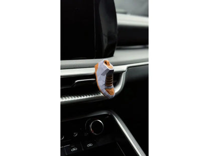 Paarse sneaker autogeur Vinove Verona geplaatst in luchtrooster