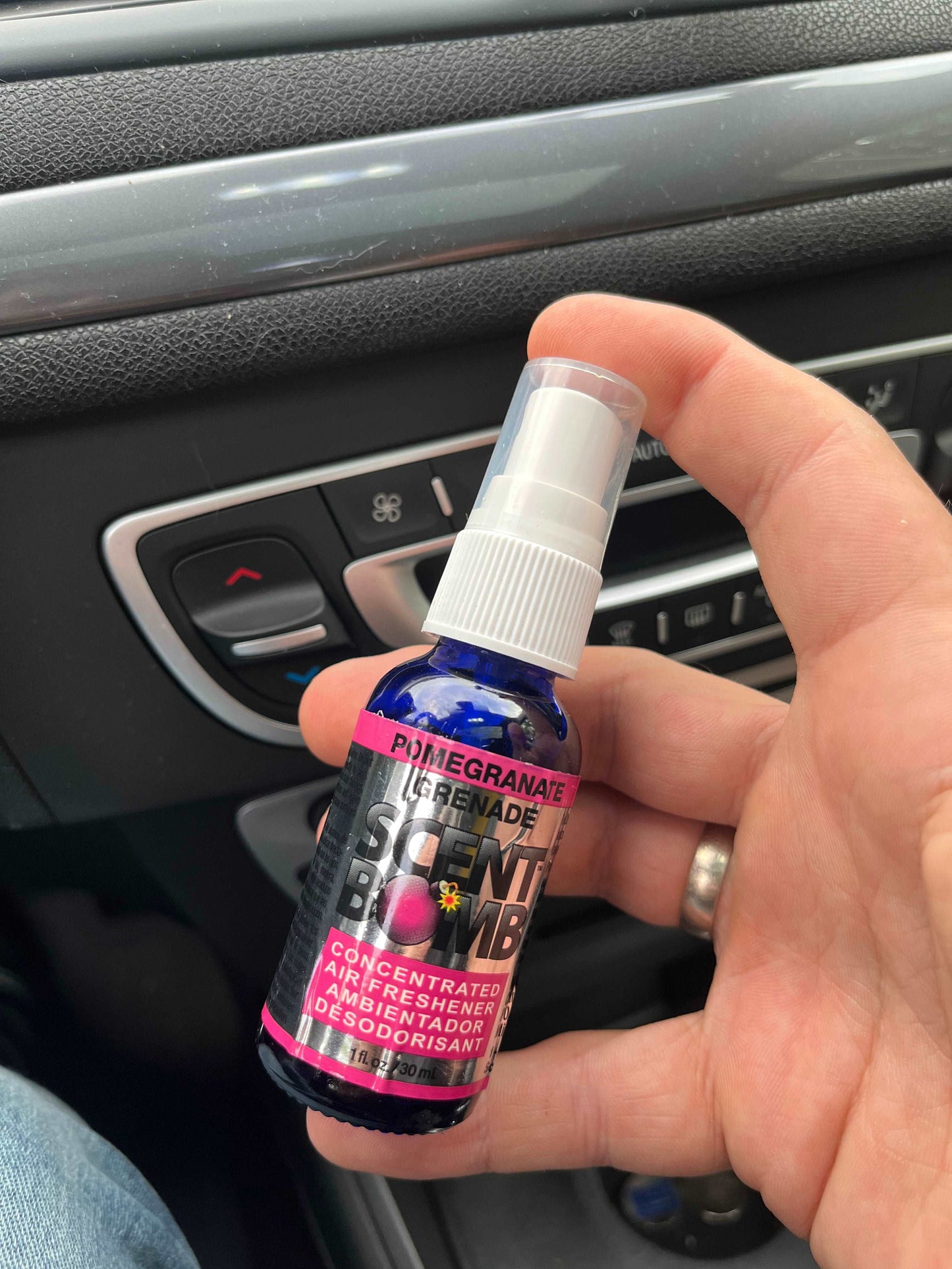Scent Bomb Auto Parfum Spray - Pommegranate